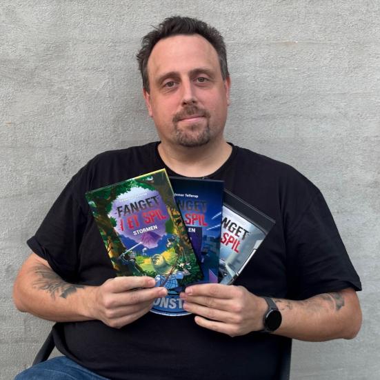 Fotografi af Valdemar Tellerup med bøgerne Fanget i et Spil 6-8