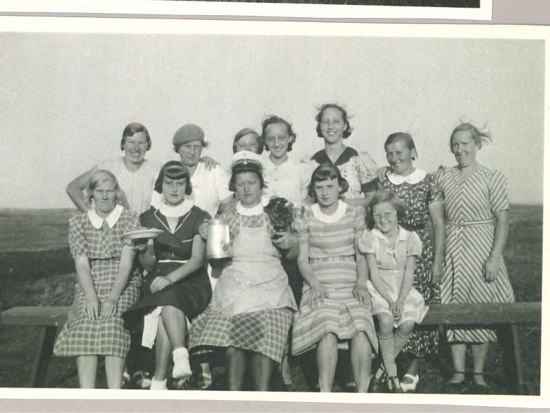 Gruppebillede af piger fra Kvindehjemmet på Sprogø