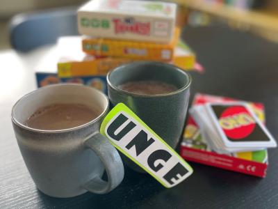 Fotografi af kakaokopper og brætspil