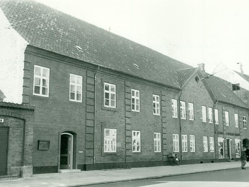 Historisk fotografi af Sorø Bibliotek set fra Storgade, 1956