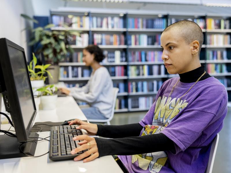 Fotografi af biblioteksbruger ved computer