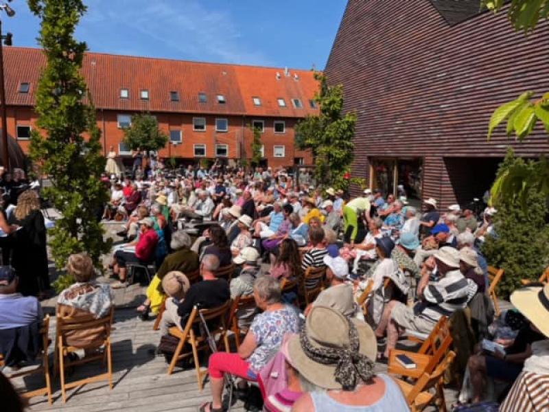 Fotografi af deltagere til Maratonsang på Sorøs Grønne Scene