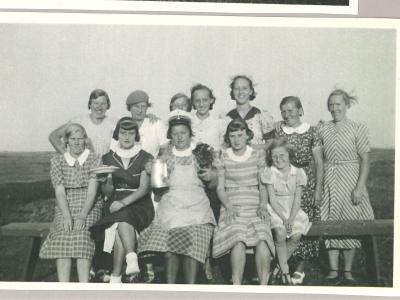 Gruppebillede af piger fra Kvindehjemmet på Sprogø