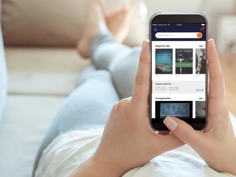 Fotografi af person der bruger bibliotekets app
