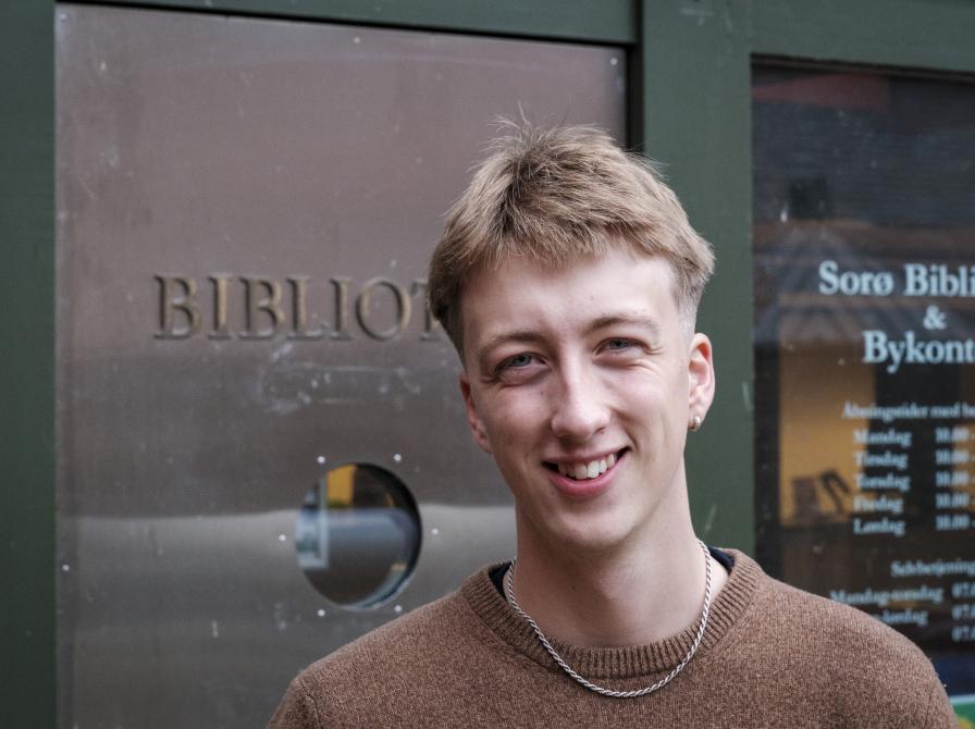 Fotografi af Asger Boesen foran Sorø Bibliotek