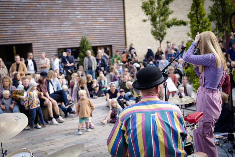 Foto fra Børnekulturfestival 2023 der viser to musikere og publikum